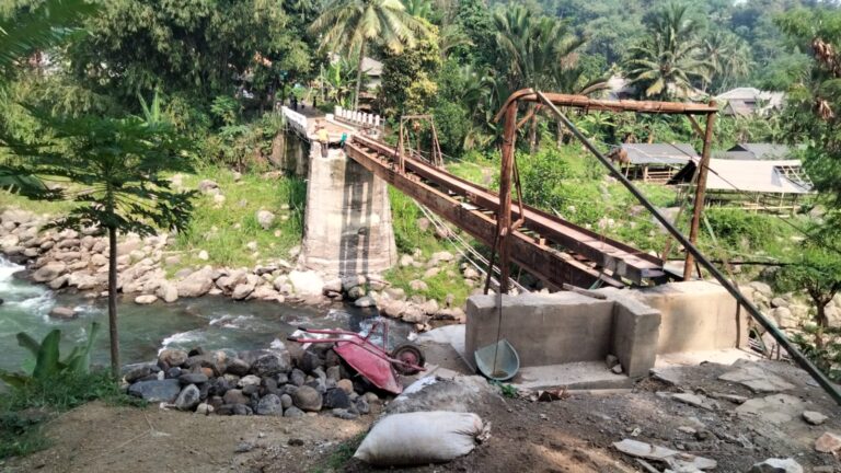Diterjang Bencana, Jembatan Penghubung Desa di Nanggung Mulai Dibangun