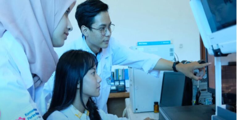 Lulusan Program Studi DIII Penjaminan Mutu Industri Pangan Politeknik AKA Bogor: Garda Terdepan Keamanan Pangan di Era 4.0