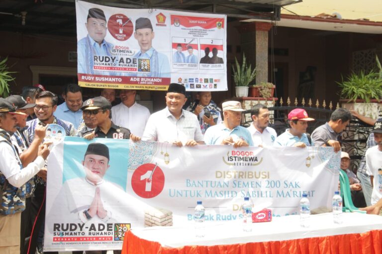 Sapa Warga Pabuaran Cibinong, Cabup Rudy Susmanto Berikan Bantuan 400 Sak Semen dan 2 Truk Molen Beton