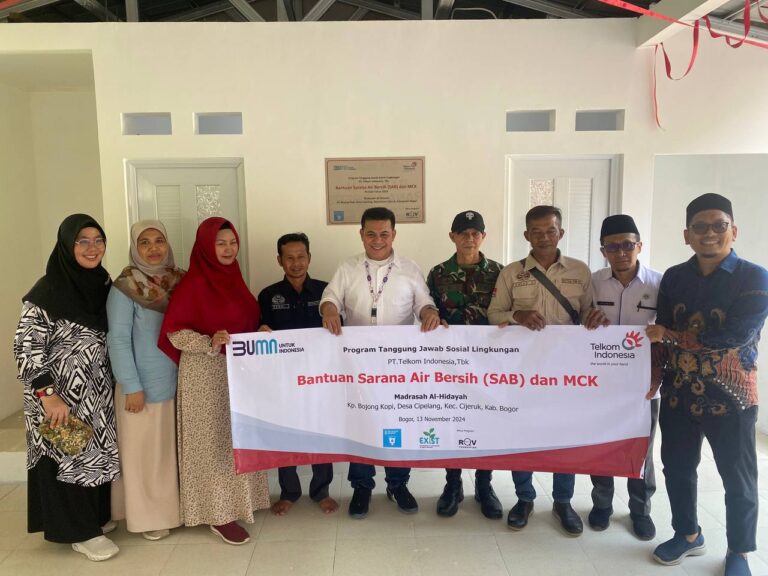 GM Telkom Witel Priangan Barat Serahkan Bantuan Sarana Air Bersih untuk Madrasah Ibtida’iyah Cijeruk