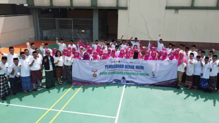 Keren! RSUD Leuwiliang Turut Serta Pecahkan Rekor MURI Pemakaian Sarung Tenun ASN Jabar