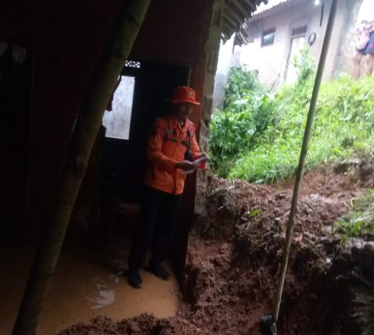 Hujan Deras, 3 Rumah di Leuwisadeng Dihantam Longsor
