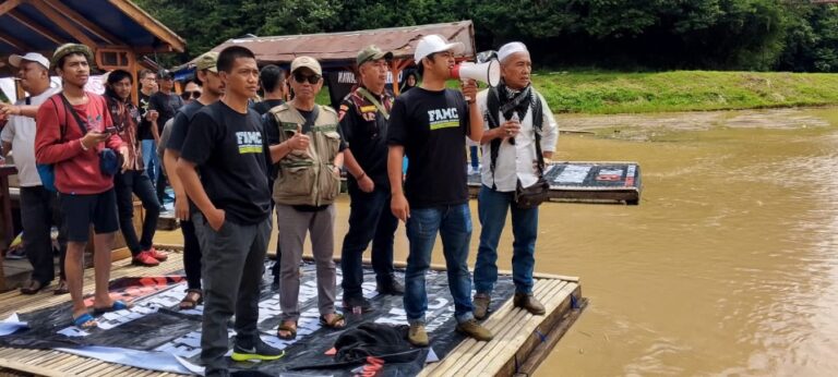 Danau Lido Kembali Memanas Ratusan Warga Demo Diatas Rakit Danau Lido