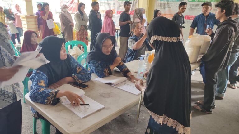 Warga Sukamantri Sumringah Dapat Bantuan Beras