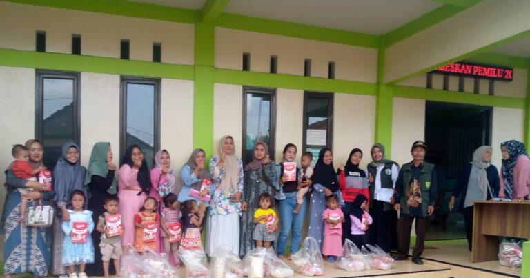 Tekan Gizi Buruk dan Stunting, Pemdes Sukadamai Bagikan Paket Sembako