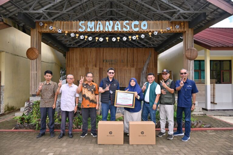 EVP Telkom Regional 2 dan GM Witel Priangan Barat Lakukan Penyerahan Bantuan Program DNA untuk SMAN 1 Sagaranten