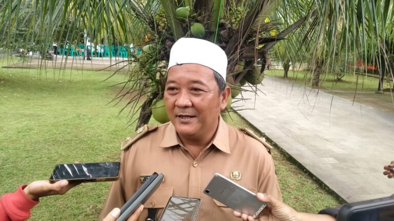 Kades Leuwiliang Lantik Serentak 47 Ketua RT dan 14 RW