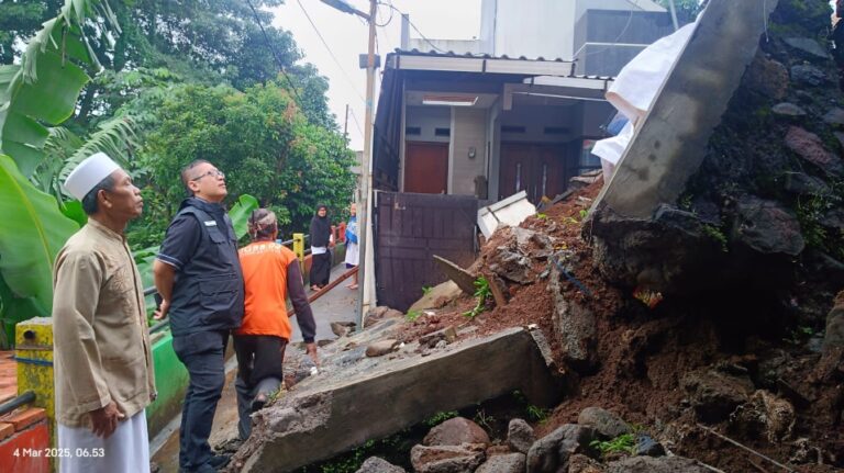 Dadang Gercep Bantu Korban Longsor Parung Jambu