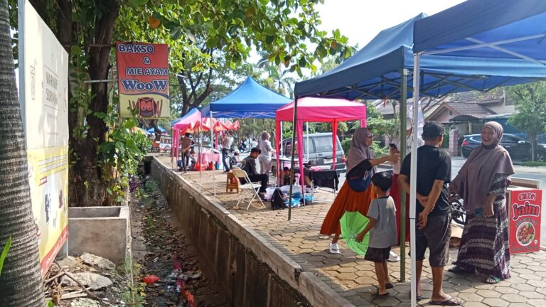 Warga Desak Satpol PP Tertibkan PKL di Perumahan Zamrud