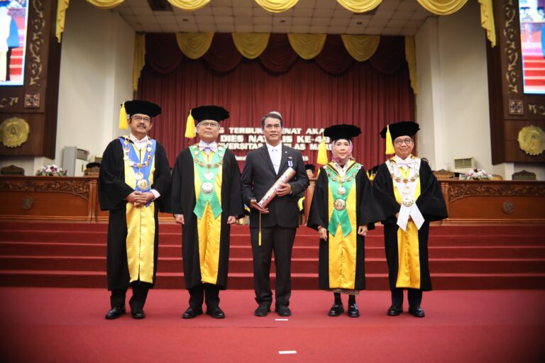 Mentan Terharu Raih Penghargaan UNS, Teringat Didikan Ibunda