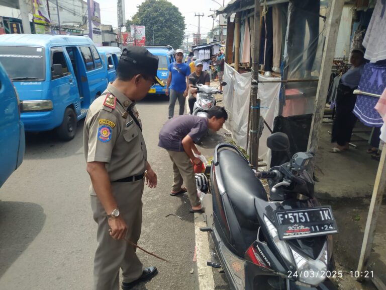 Satpol PP Leuwiliang Tertibkan ‘Pedagang Dadakan’