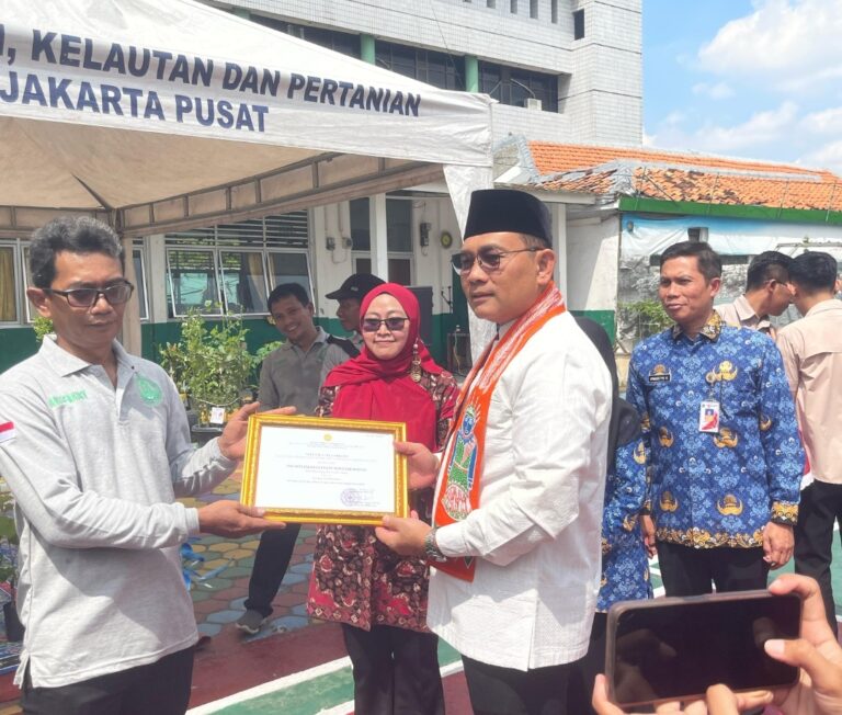 UPT Pelatihan Kementan Serahkan Sertifikat Hasil Klasifikasi P4S sekaligus Panen Anggur