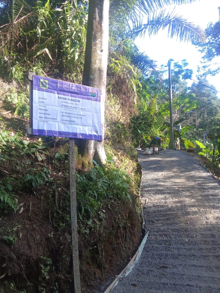 Permudah Akses Warga, Pemdes Puraseda Lebarkan Jalan