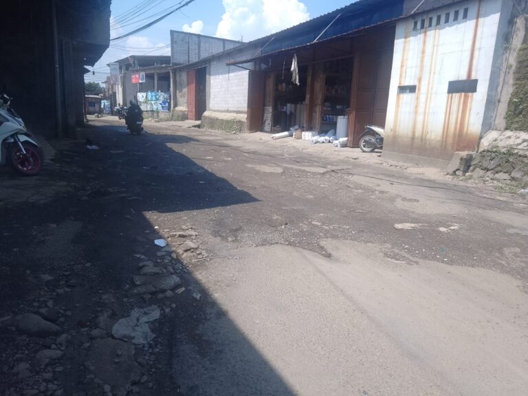 Jalan Rusak di Desa Sukaluyu Tak Kunjung Diperbaiki, Warga Keluhkan Kondisi Berbahaya