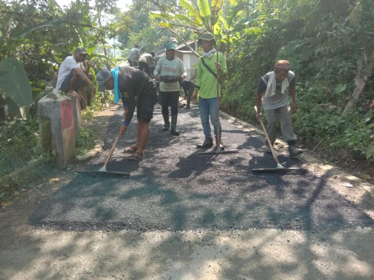 Dukung Mobilitas Masyarakat, Pemdes Bantarkaret Kebut Hotmix Jaling dan Jalan Desa