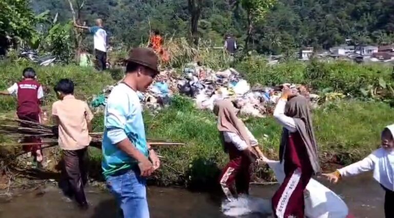 Cegah Banjir, Pemdes Puraseda Bersama Warga dan Pelajar Kompak Bersihkan Sungai