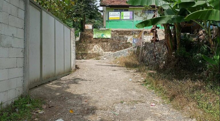 Akses Pendidikan Rusak Berat, Kepsek SDN Parakanmuncang 01 Minta Perbaikan