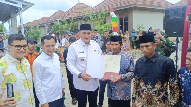 Ratusan Warga Huntap Terima Sertifikat, Bupati: Kita Benahi Juga Prasarana dan Sarana Umum