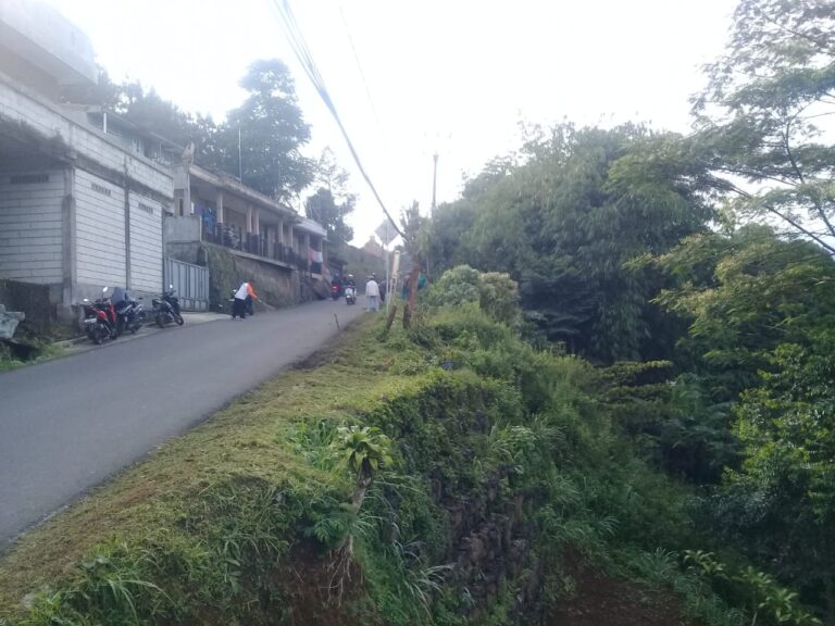 Badan Jalan Cikopo Membahayakan