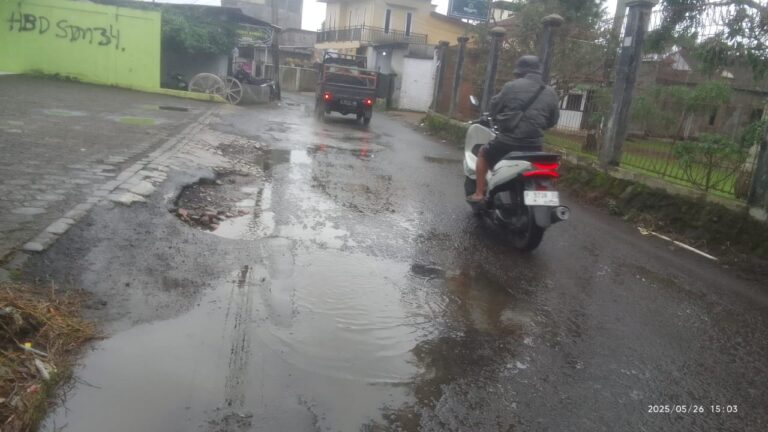 Drainase Jalan Kabupaten di Puncak Buruk