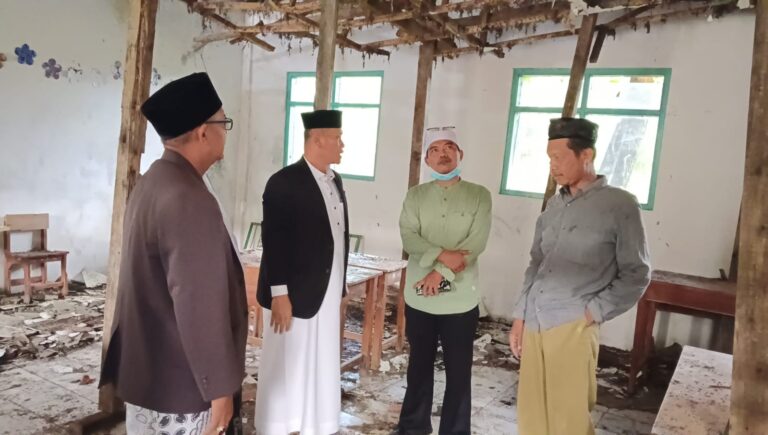 Ruang Kelas MI Mathla’ul Anwar Ambruk