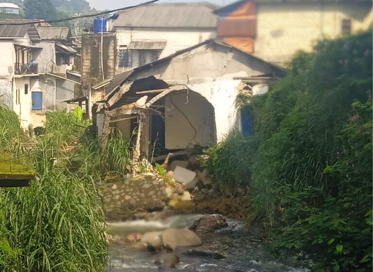 Warga di Tepi Sungai Cisarua Tinggalkan Rumah