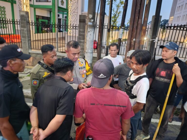 Rombongan Warga Rumpin Menuju KDM Melintas di Ciawi