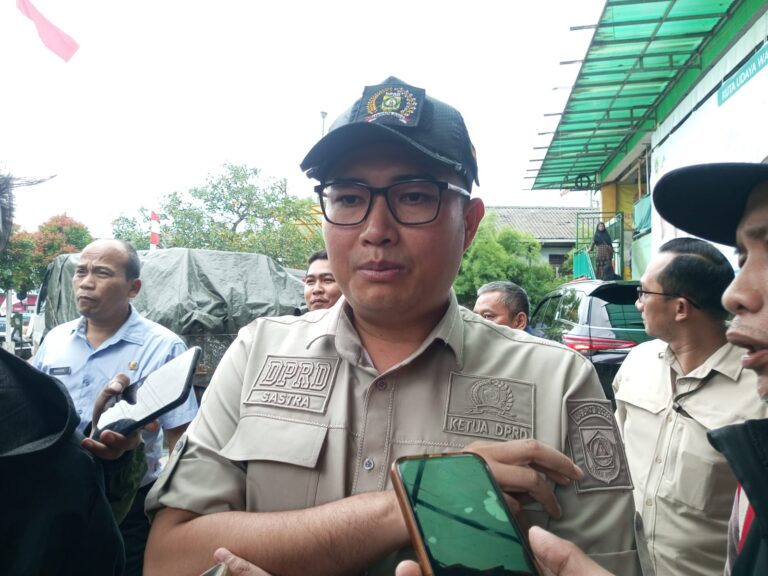 Tinjau Lokasi Terdampak Banjir, Ketua DPRD Komitmen Bantu Perbaiki Prasarana Demi Pendidikan