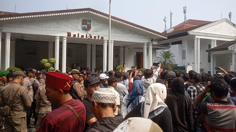 PKL Pasar Bogor Geruduk Balai Kota, Minta Pembongkaran Ditunda Sampai Lebaran