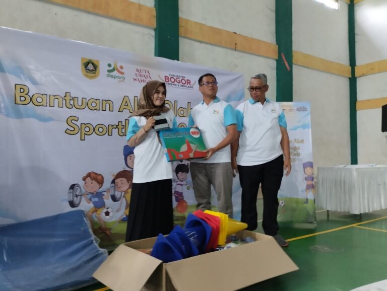 Dispora Kabupaten Bogor Salurkan Bantuan Alat Olahraga SportKids ke 50 SD di Cileungsi, Targetkan 1.000 Sekolah di Empat Zona