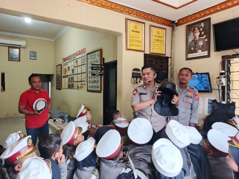 Perkenalkan Tugas Polisi, TK RA IRFA Kunjungi Mapolsek Cigudeg