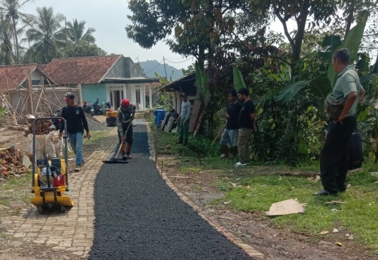 Jelang Akhir Tahun, Bantarkaret Aspal Jalan Lingkungan
