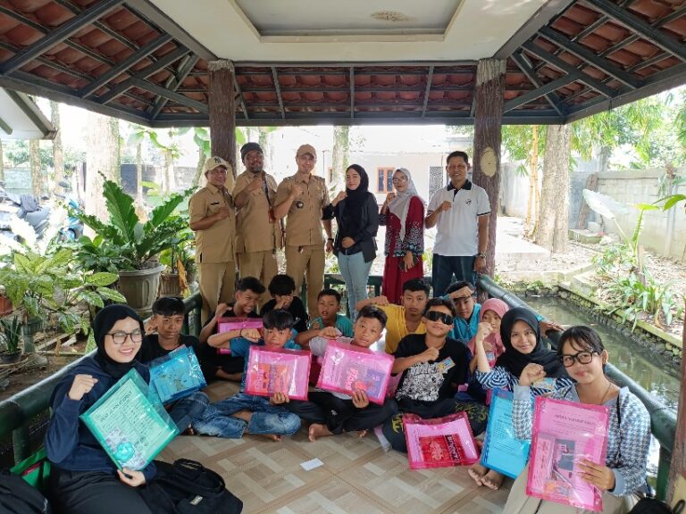 KEGIATAN PEMBERDAYAAN SDM ANAK PUTUS SEKOLAH MELALUI KETERAMPILAN MEMBUAT CEUMPAL