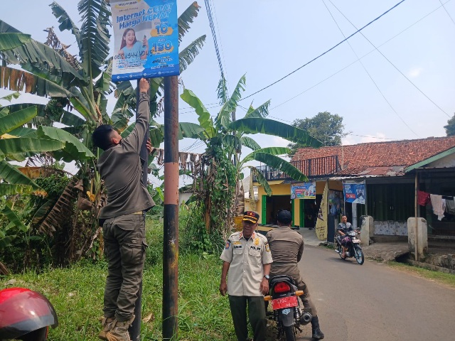 Satpol PP Cijeruk Tertibkan Spanduk Ilegal di Jalan KH. Halimi