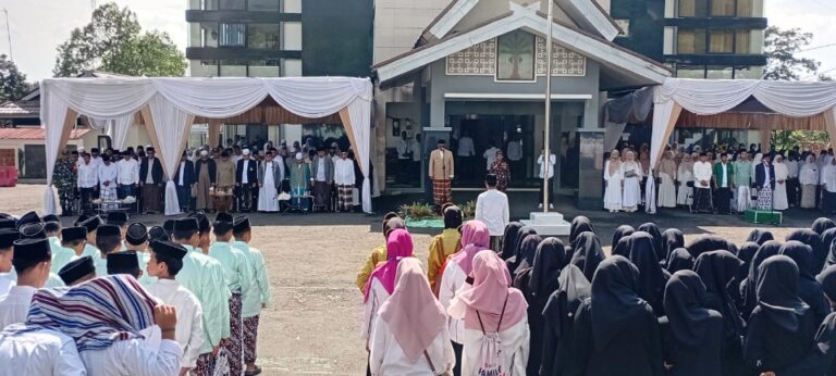 Ratusan Santri Meriahkan Peringatan Hari Santri Nasional ke-X di Cijeruk