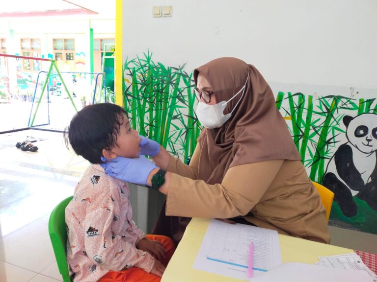 Pemeriksaan Gigi dan DDTK, Upaya Deteksi Dini Kesehatan Anak di TK Aisyiyah 01 Leuwiliang