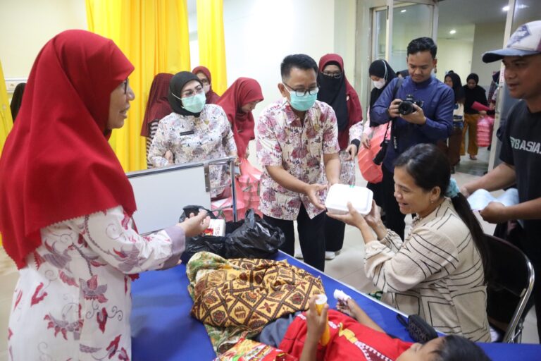 Keluarga Pasien Dapat Nasi Box yang Dibagikan RSUD Raden Mohamad Noh Nur dari Bupati Rudy