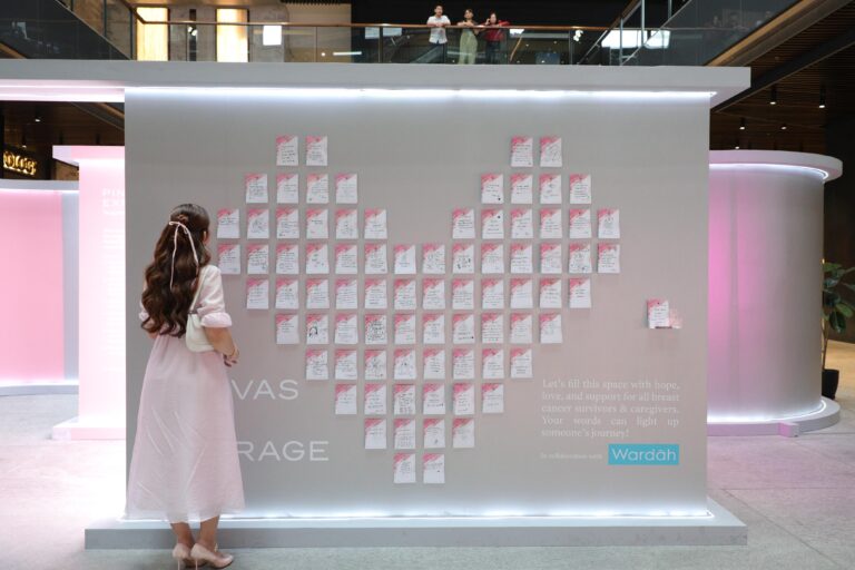 “Brushstrokes of Hope” Wardah Beauty Ajak Masyarakat Dukung Penyintas Kanker Lewat Karya Seni