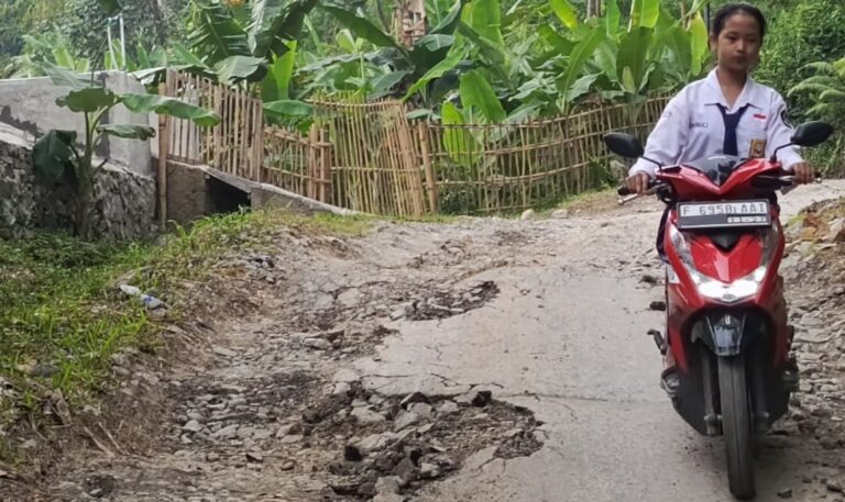 Jalan Cibeureum-Pasir Peuteuy Rusak Parah