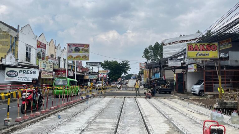 Warga Rasakan Dampak Macet Akibat Perbaikan Jalan di Tajur Bogor
