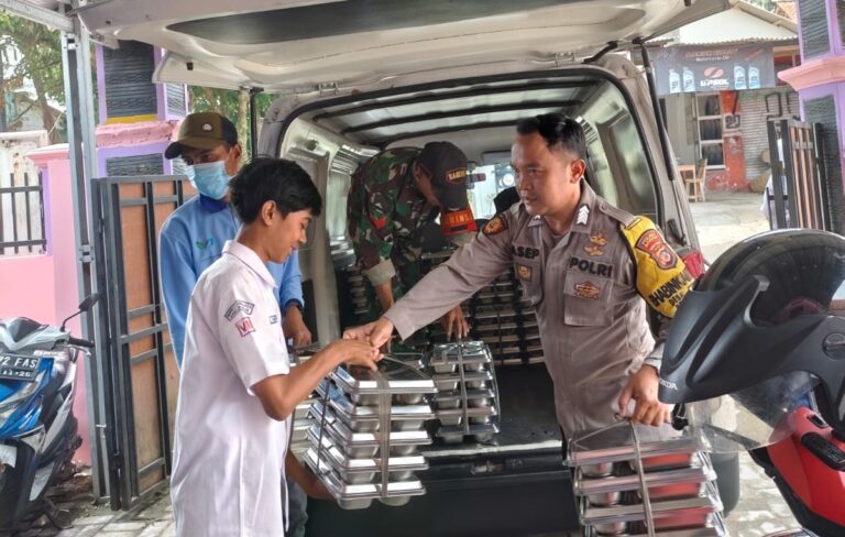 Babinsa dan Bhabinkamtibmas Kawal Program MBG di Sukajaya