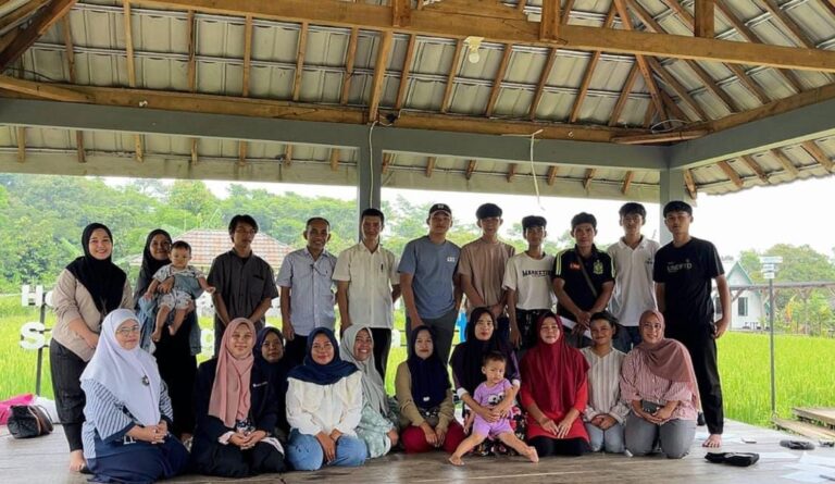 Kolaborasi dengan Program Studi Ekowisata, Warga Kelurahan Mulyaharja Dilatih Buat Paket Wisata