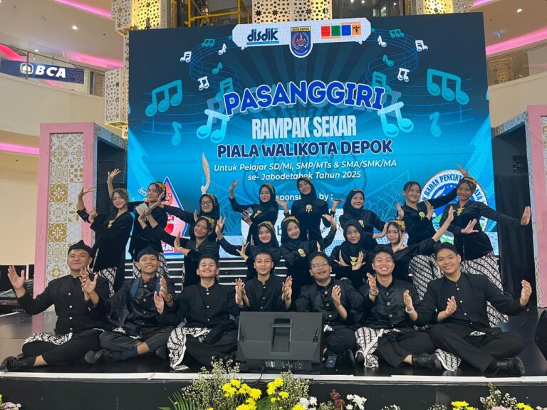 SMAN 1 Cibinong Juara 1 Lomba Rampak Sekar di Depok