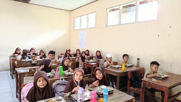 Siswa SDN Gadog 1 Antusias Nikmati Program Makan Bergizi Gratis