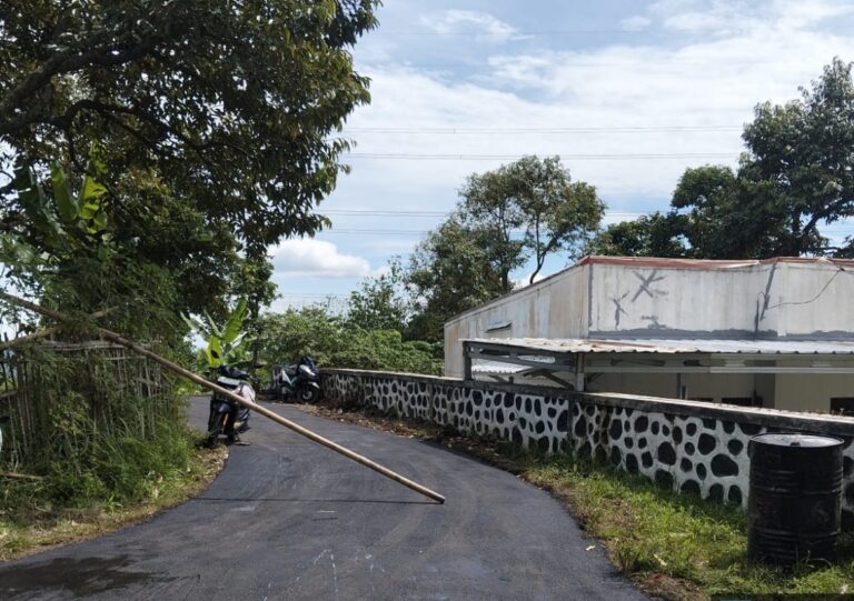 Permudah Mobilitas Warga, Desa Sadengkolot Hotmix Jalan