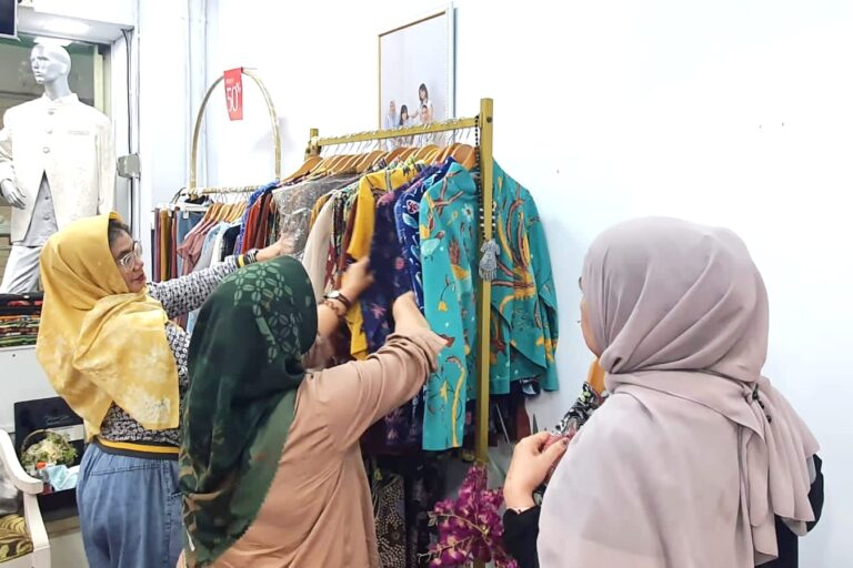 Fashion Kebaya “Stapak Kain” Masih Jadi Buruan Konsumen di Akhir Tahun