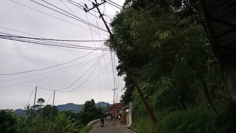 Tiang Listrik Miring di Batutulis Belum Juga Diperbaiki, Kesemrawutan Kabel pun Dikeluhkan Pengguna Jalan