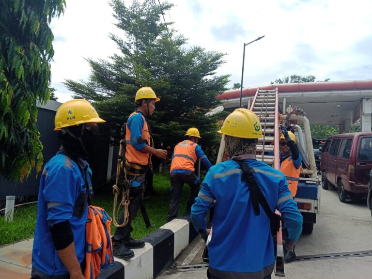 Warga Pasirgintung tak Lagi Khawatir, PLN Pindahkan Tiang Listrik Miring