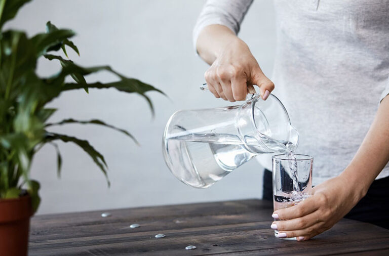 Cara Aman konsumsi Air Mineral untuk Minum