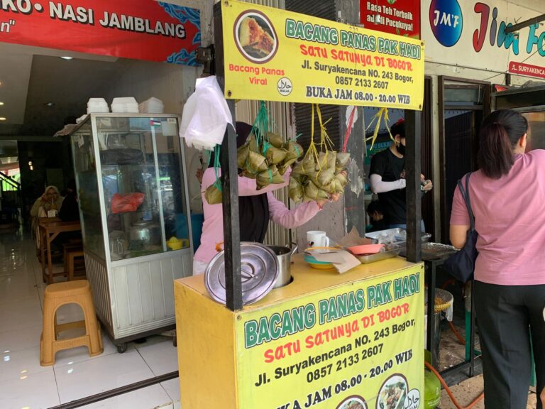 Bacang Panas Pak Hadi, Pendatang Baru yang Jadi Buruan di Surya Kencana